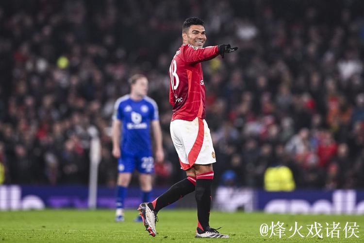 不满尽显!B费赛后用球衣擦汗,与卡塞米罗热烈交流 不满尽显!B费赛后用球衣擦汗,与卡塞米罗热烈交流